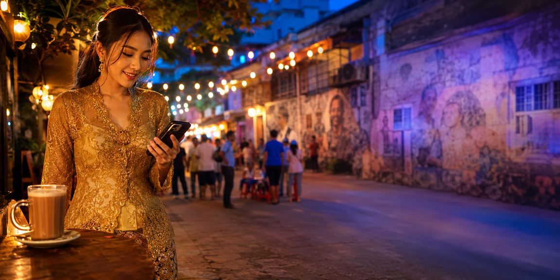Pengguna wanita di Pulau Pinang mengakses platform esp8266 melalui telefon mudah alih